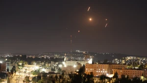Irã contragolpeia, lança centenas de mísseis a Tel Aviv e deixa ao menos sete feridos