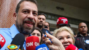 Boulos entra com ação contra Tarcísio e Nunes após governador indicar que PCC orientava voto no psolista