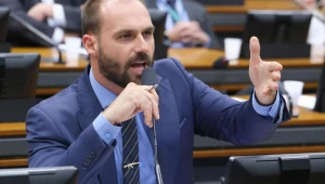 Líder do PT pede ao STF prisão preventiva de Eduardo Bolsonaro por crime militar