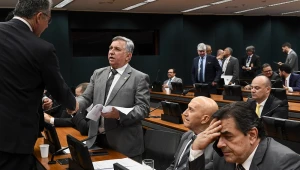 Izalci Lucas anuncia que pedirá abertura de CPI sobre venda do Banco Master