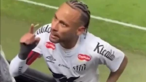 Discussões de Neymar com torcedores viram rotina em retorno ao Santos; relembre