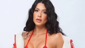 Namorada de Belo brilha em ensaio sensual e lança linha de biquínis