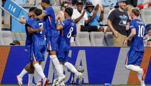Chelsea goleia Benfica na prorrogação após duas horas de paralisação e reencontra o Palmeiras em um jogo de Mundial de Clubes