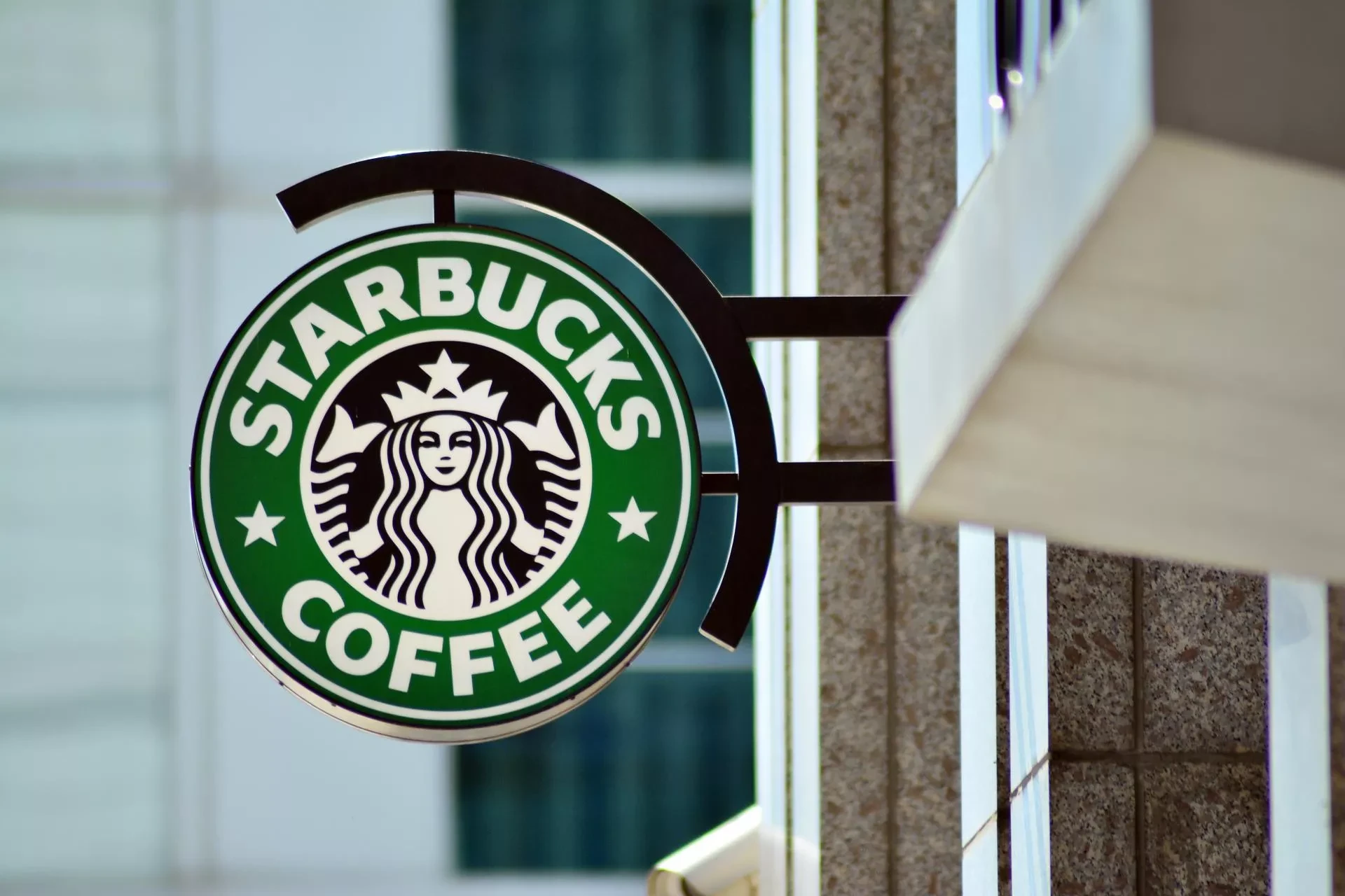 Starbucks ze strategią na mniejsze miasta! 100. kawiarnia amerykańskiej sieci w Polsce a horyzoncie
