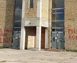 Polakom puszczają nerwy. Wymazali to farbą na ścianie kościoła