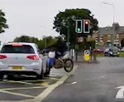 Wjechał motocyklem w bok samochodu. Wstał, otrzepał się i uciekł z miejsca wypadku