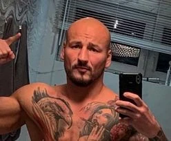 Szpilka dźwiga wielkiego psa. Zdjęcie podbija serca fanów
