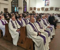 Zdjęcie z pogrzebu księdza zmarłego na COVID-19 budzi kontrowersje