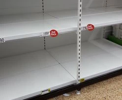 Pustki w sklepach. Brytyjczycy w panice robią zapasy