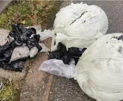 Z ciężarówki wypadły paczki warte fortunę. Ich właściciela szuka policja