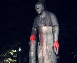Protestujący są wściekli. Zniszczono pomnik Jana Pawła II