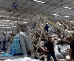 W supermarkecie zawaliły się półki. 8 osób rannych, 21-latka nie żyje