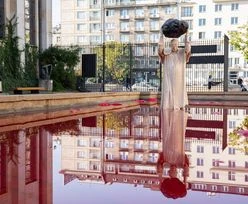 Przedziwna rzeźba Jana Pawła II w Warszawie. Pod nią mnóstwo czerwonej cieczy