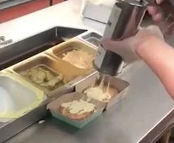 Okrutna zemsta pracownika McDonald's. Pokazał nagranie z kuchni