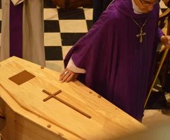 Ogromne zamieszanie nad trumną. Żegnali zmarłego, wówczas zadzwonił sanepid...