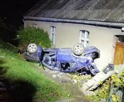 Straszny widok. Auto prawie wpadło do środka