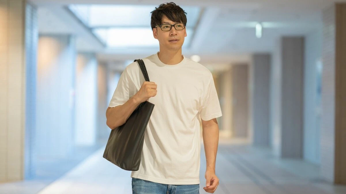 ワイシャツ代わりのはずが｢休日のおじさん｣に見える…ユニクロの
