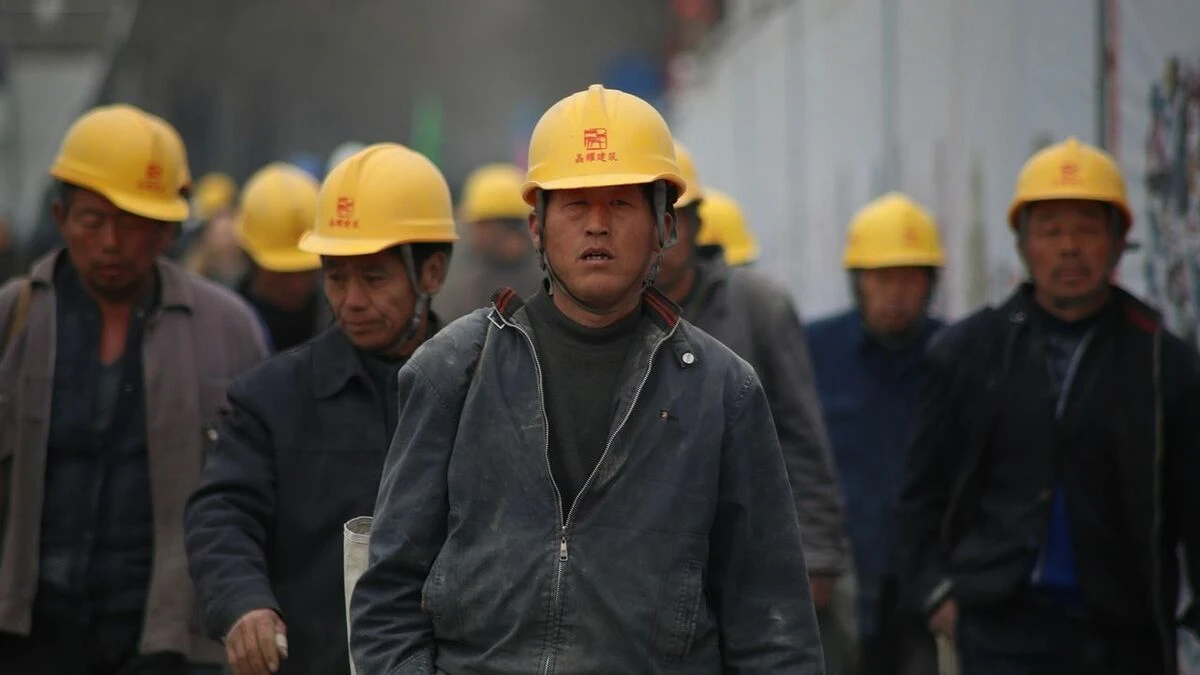 高齢化が進む中国の｢農民工｣…2025年の平均年齢は43.3歳で10年前から4.7歳上昇､50歳超が3割以上に | ビジネス | 東洋経済オンライン