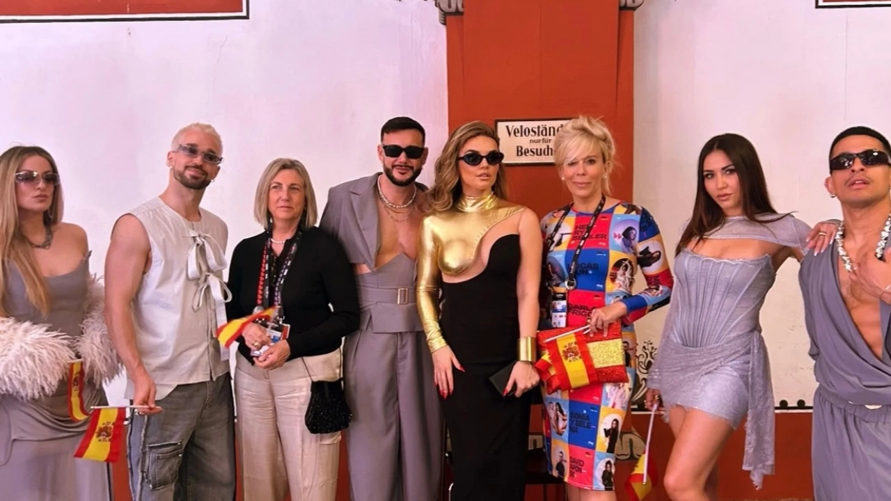Melody conquista la alfombra turquesa de Eurovisión 2025 con un vestido negro y dorado de efecto tipazo