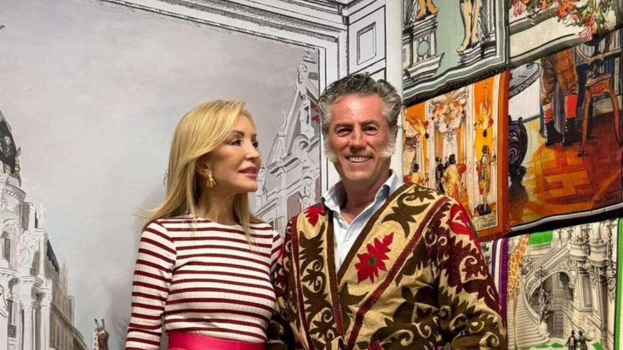 Carmen Lomana es la diva parisina que merecemos con camiseta de rayas y falda de vuelo rosa para ser la invitada perfecta de primavera