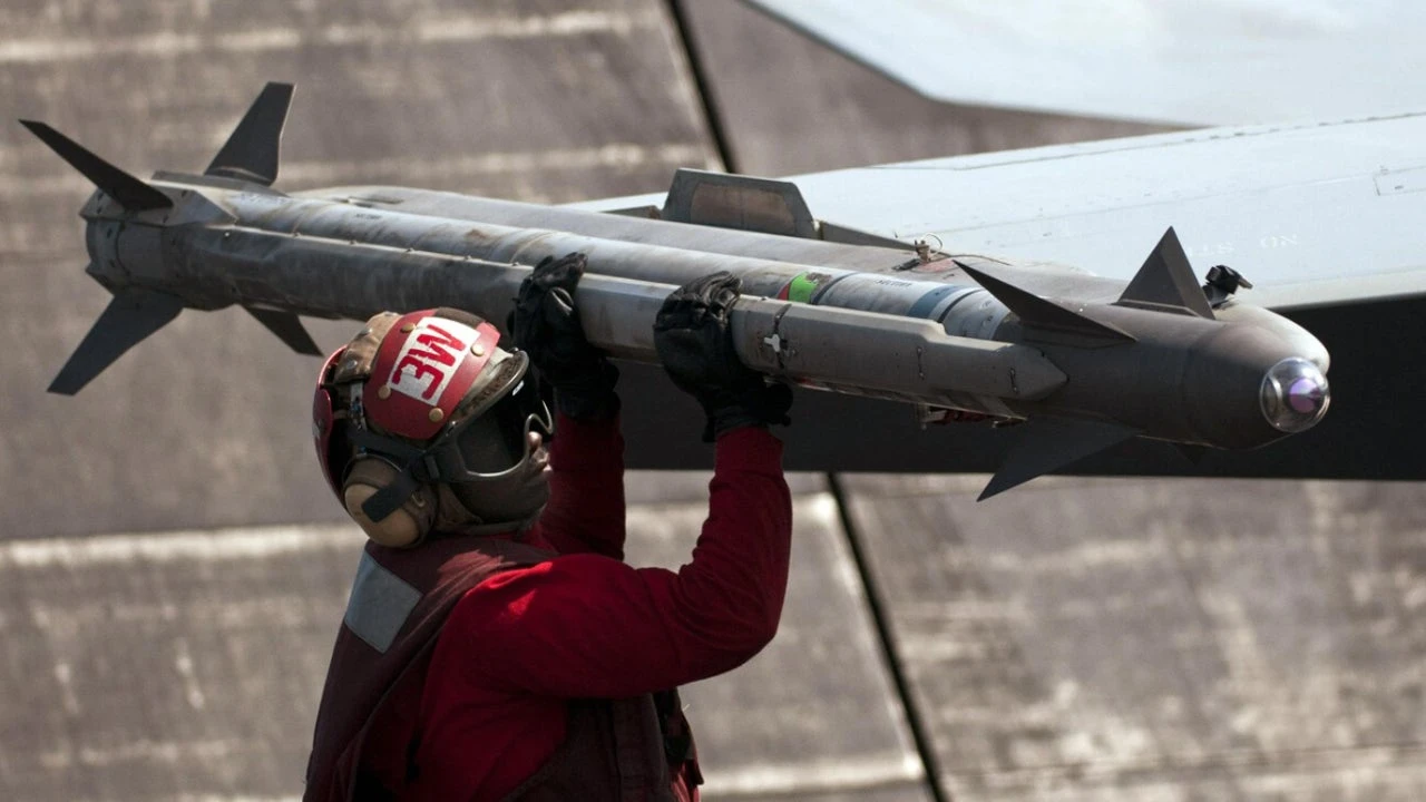 Rumania compra a EEUU la versión más avanzada del misil AIM-9X para sus F-16