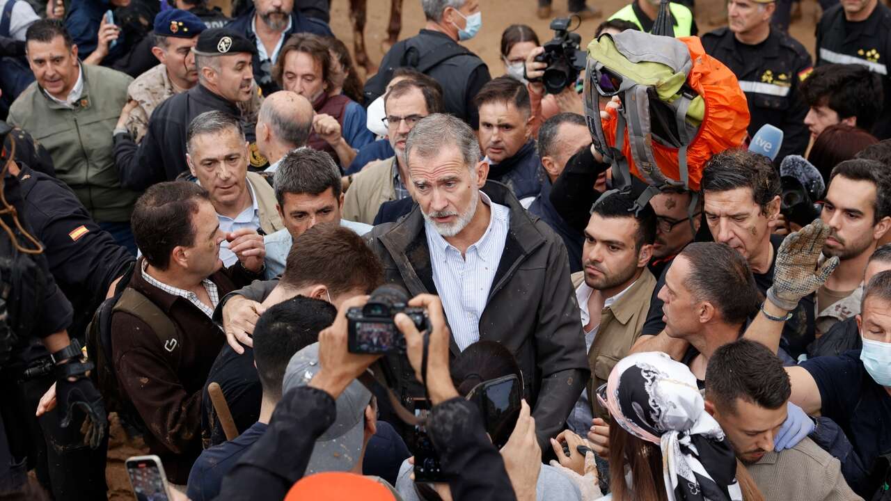 Doña Letizia, cubierta de barro, y Don Felipe: sus gestos cuidadosos y sensibles frente al dolor