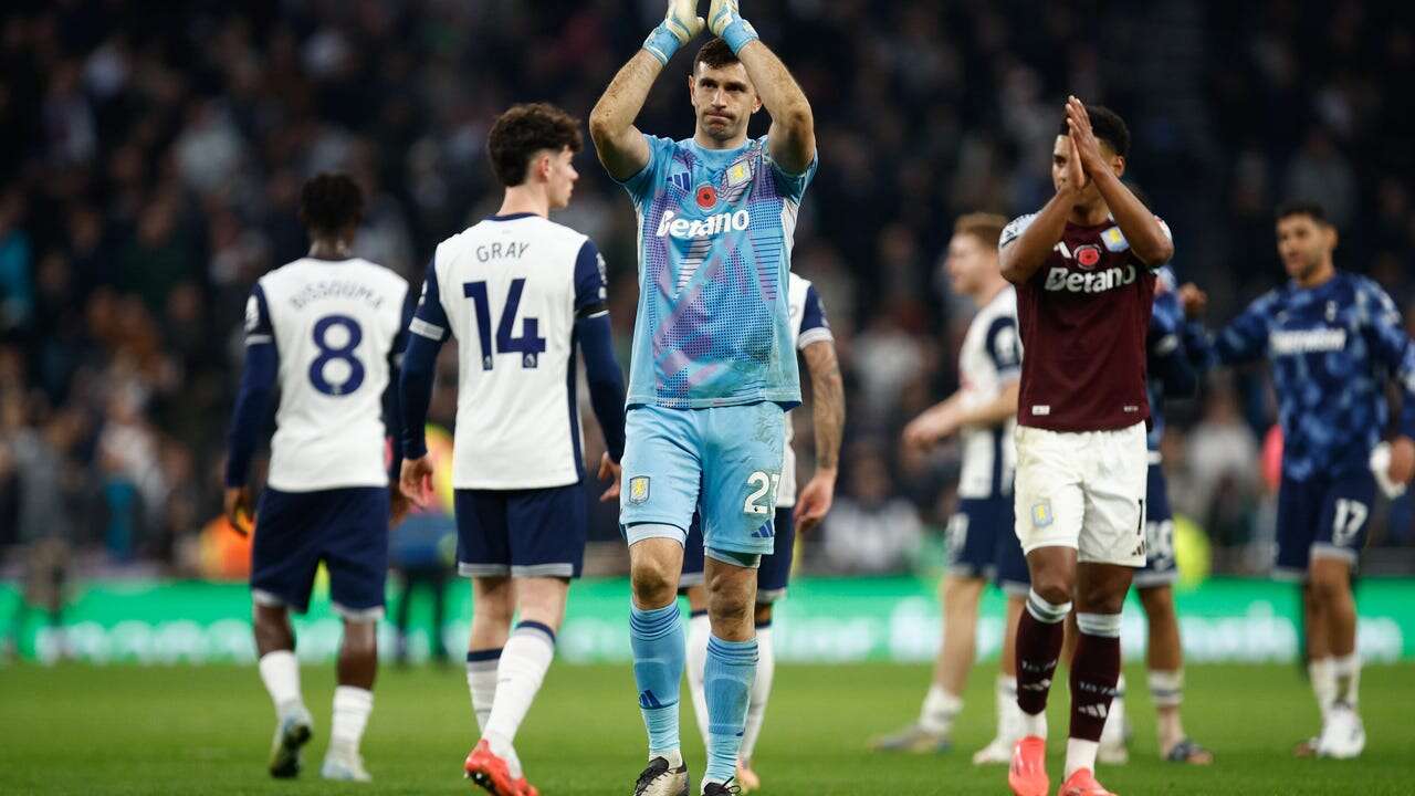 La burla del Tottenham hacia el 'Dibu' Martínez tras la goleada al Aston Villa (4-1)