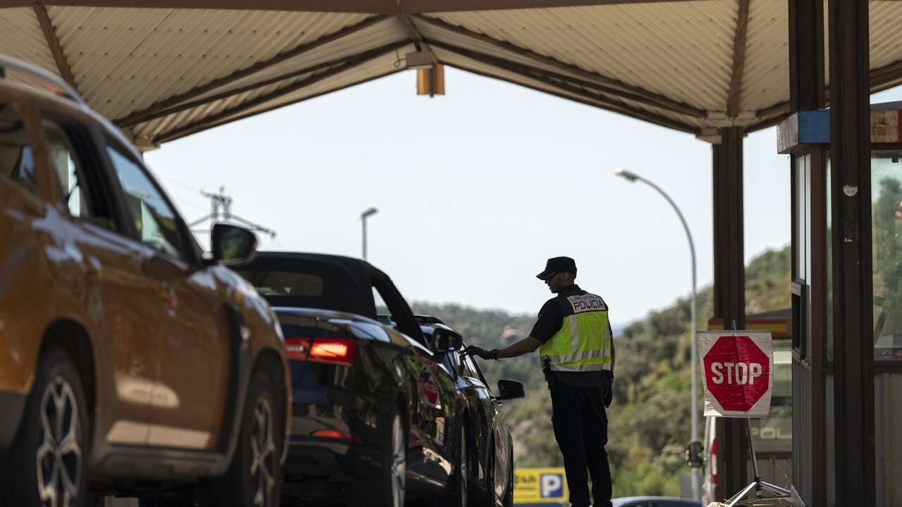 Policías cargan contra Sánchez por la nueva cesión a los Mossos: 