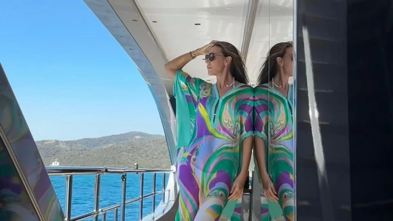 Mar Flores confirma que el caftán largo es la prenda estrella del verano para ir cómoda y elegante a la playa a partir de los 50