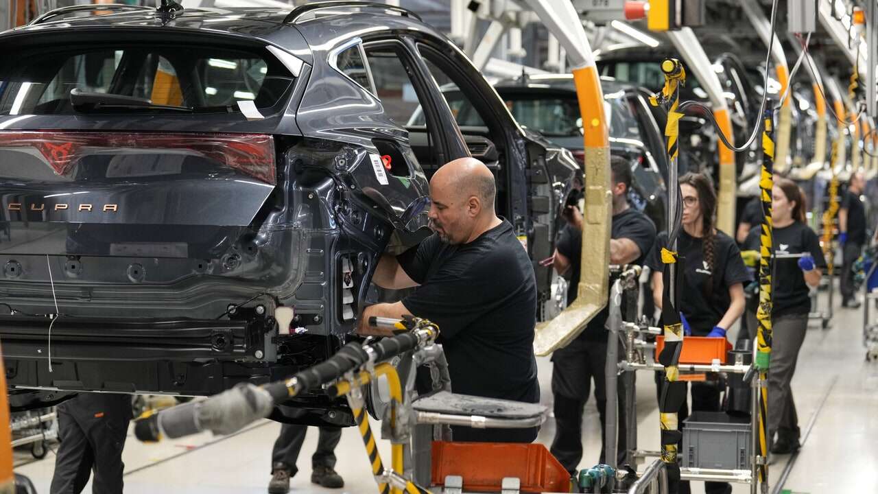 El daño colateral de Europa: temor en la industria auxiliar del coche eléctrico por el plan del automóvil