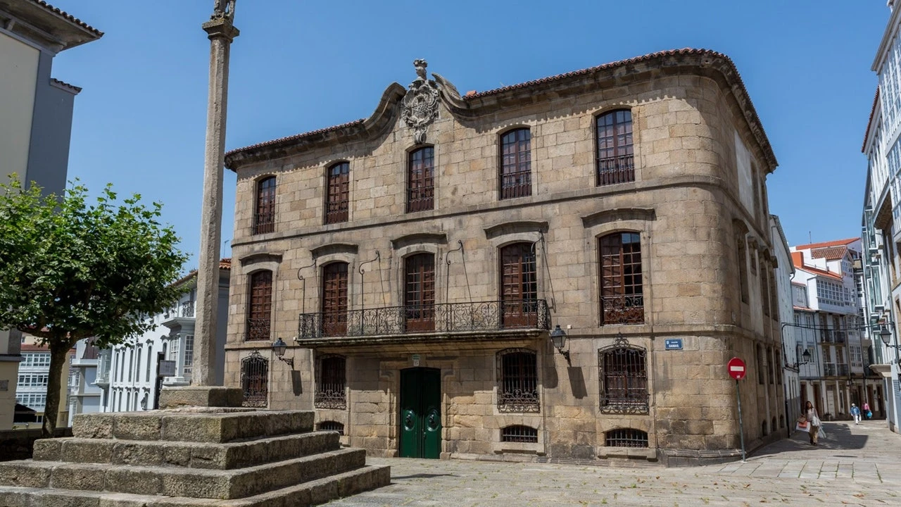 Los Franco abren la Casa Cornide, que tiene elementos medievales llevados en la dictadura