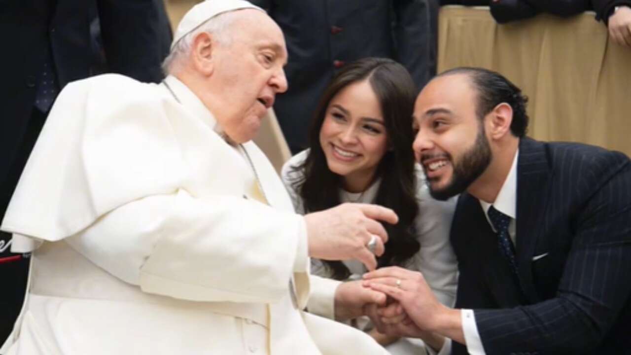 El Papa da un consejo a una pareja de recién casados para tener éxito en el matrimonio y se hace viral en redes