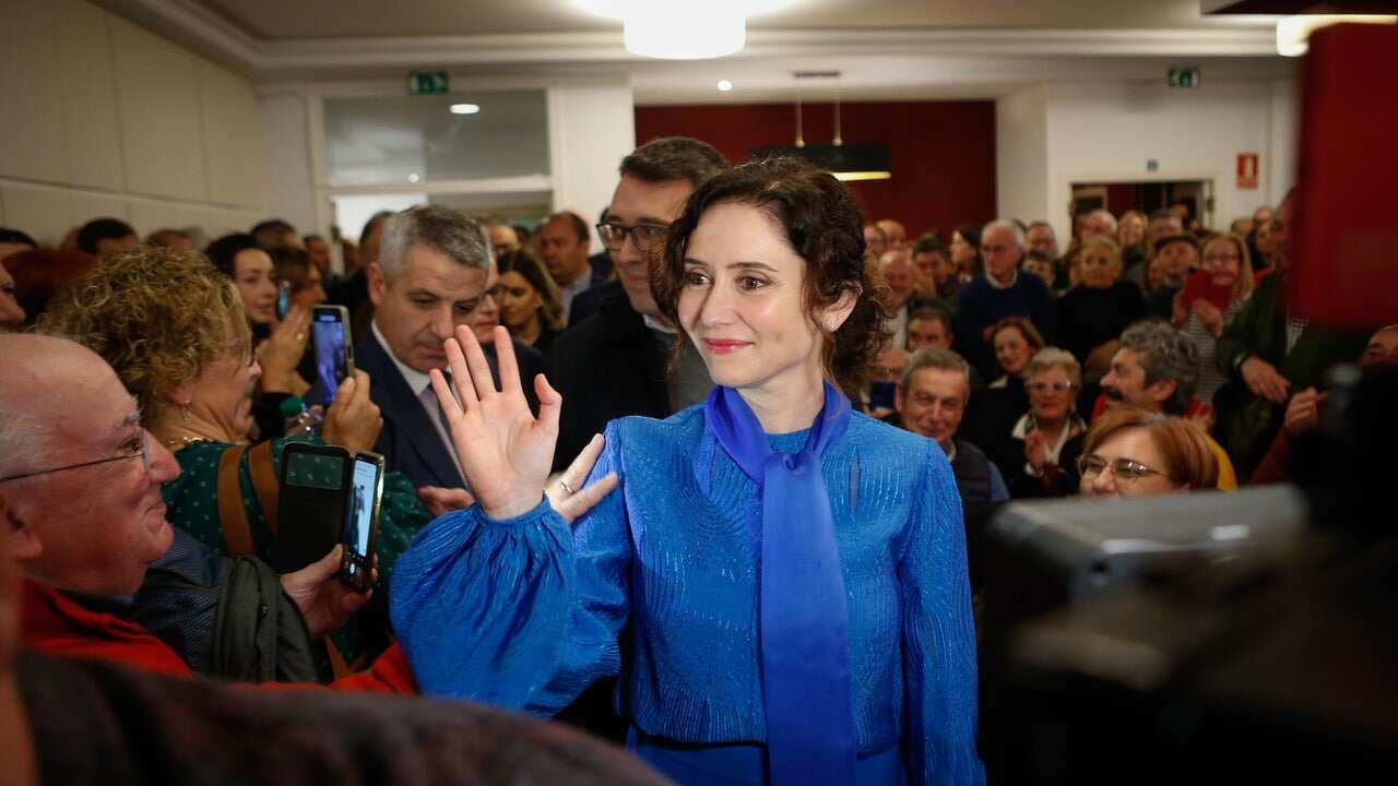 Isabel Díaz Ayuso triunfa en Lugo como invitada perfecta con el conjunto satinado azul de su marca española favorita