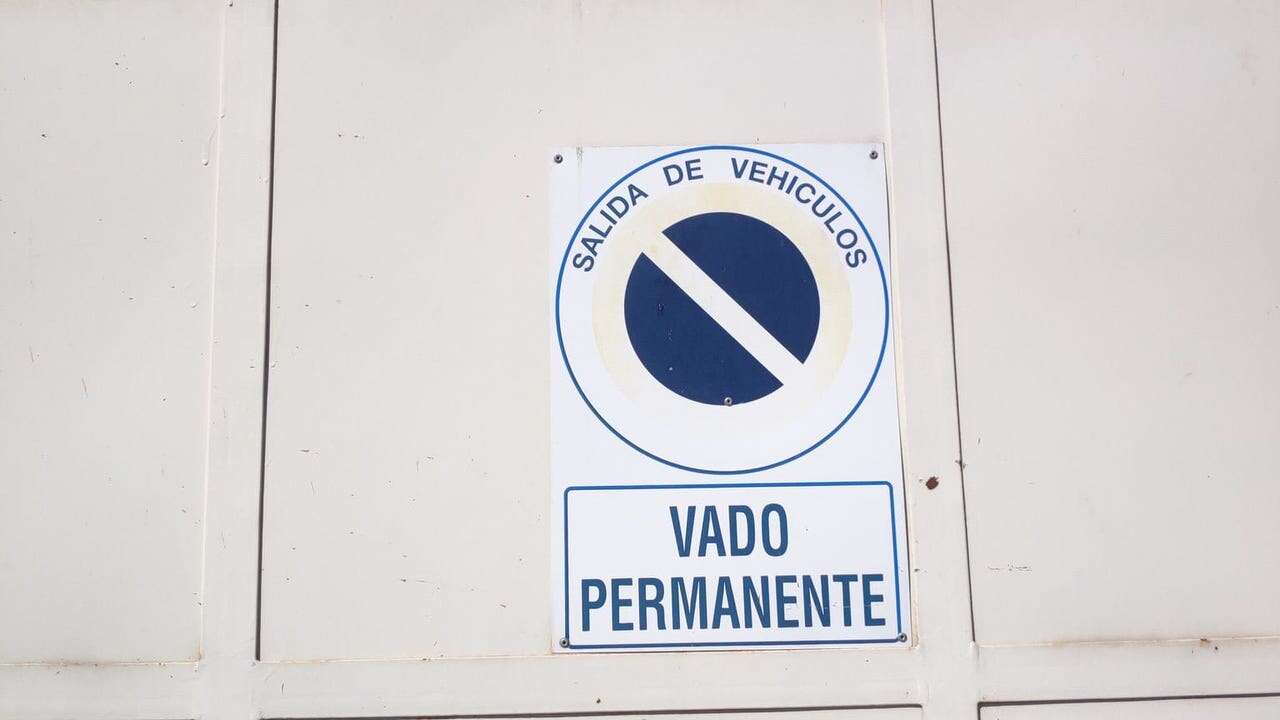 ¿Te pueden multar si paras el coche delante de un vado permanente falso?