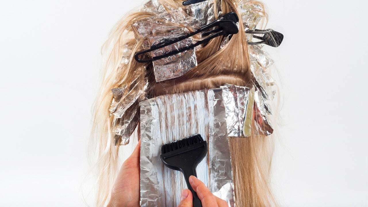 Adiós al tinte para el pelo: esta es la nueva tendencia para cubrir las canas y lucir más joven