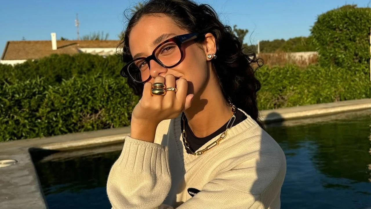El look más pijo de Victoria Federica con jersey que le ha podido robar a su novio y gafas de pasta
