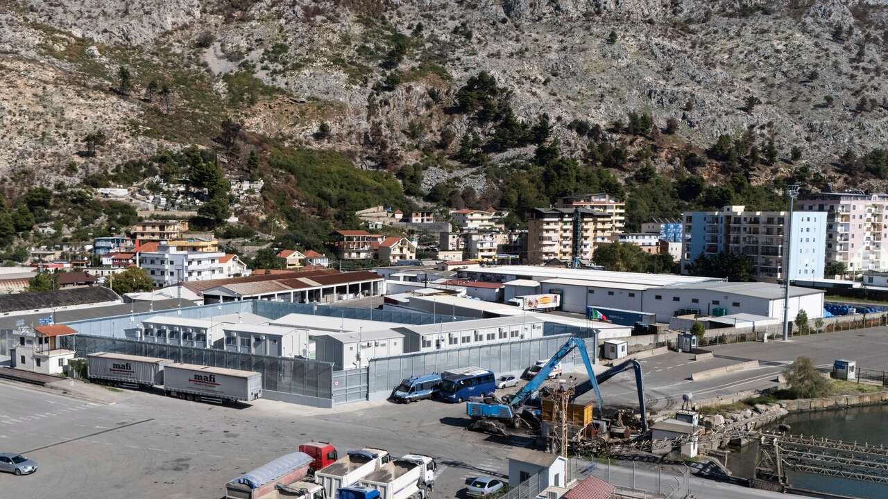 Una antigua base militar usada por la CIA: así es el centro para migrantes deportados a Albania