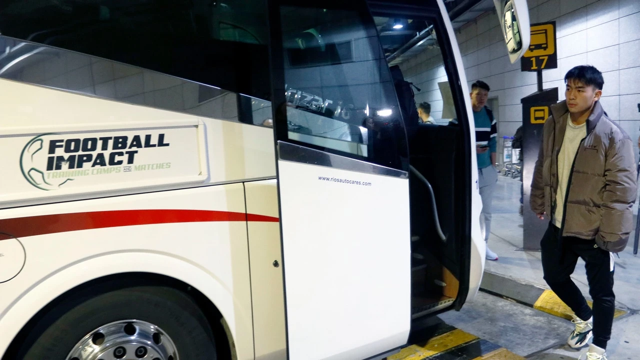 Un futbolista sorprende con su lectura en el autobús del equipo: un libro sobre ETA
