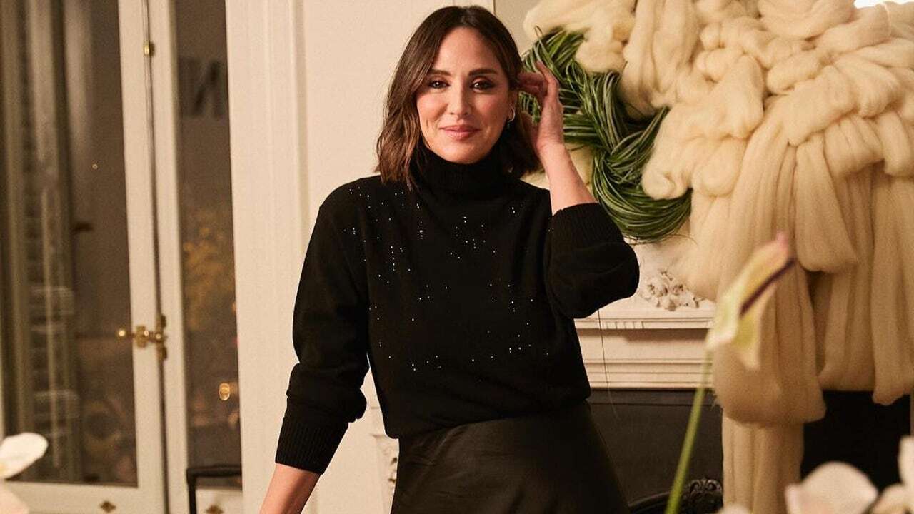 Tamara Falcó deslumbra como anfitriona navideña con el look de fiesta español más elegante que hasta Isabel Preysler llevaría