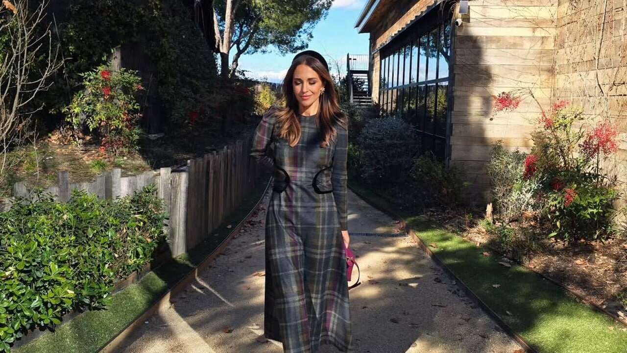 Paula Echevarría es la invitada perfecta a una boda de invierno con vestido de Coosy y botas muy altas