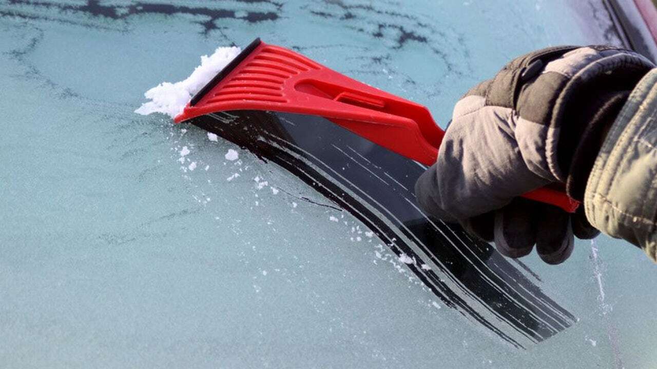 El infalible truco ruso que debes saber para quitar el hielo del coche por las mañanas