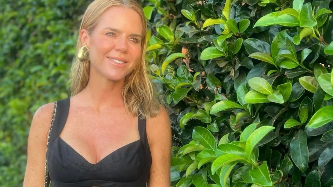 Amelia Bono está a punto de agotar en Zara el mini vestido cut out de lino perfecto para la ola de calor