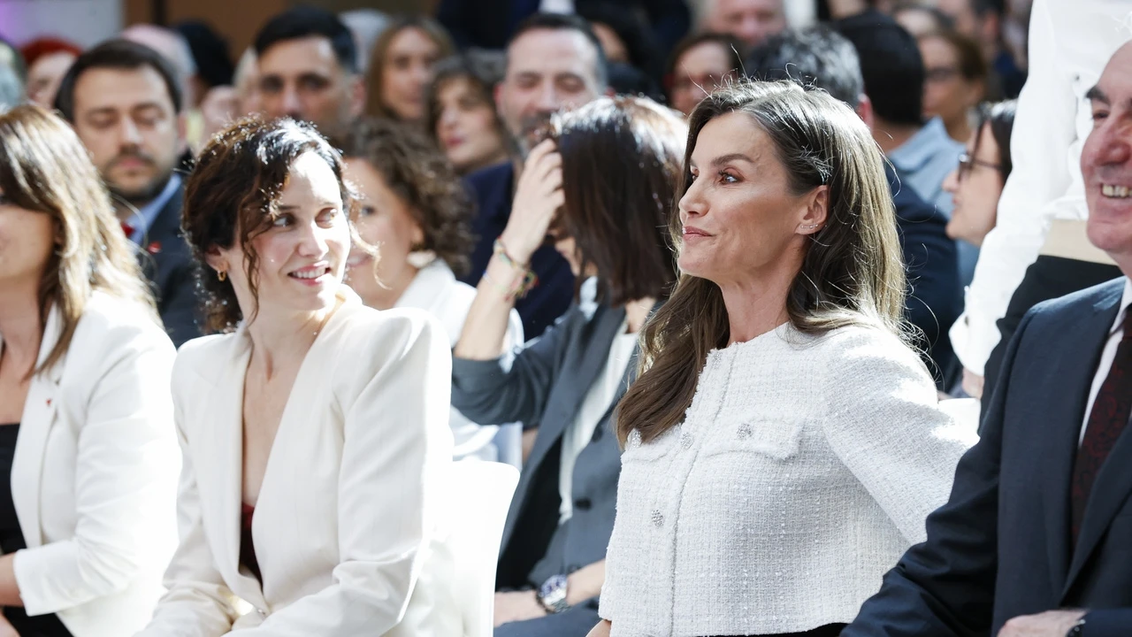 Ayuso estrena el traje blanco más original (con toque rojo) para su tarde con Letizia