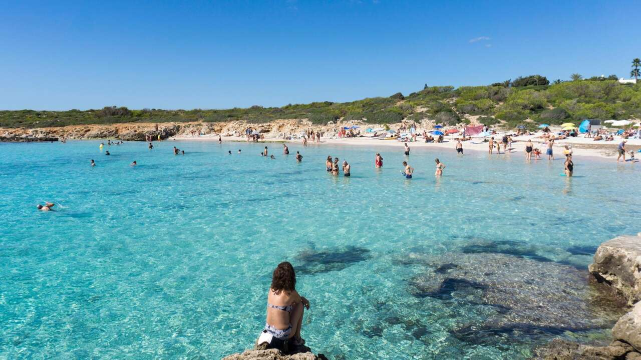 Menorca exige espacio: senderos, galerías y calderetas