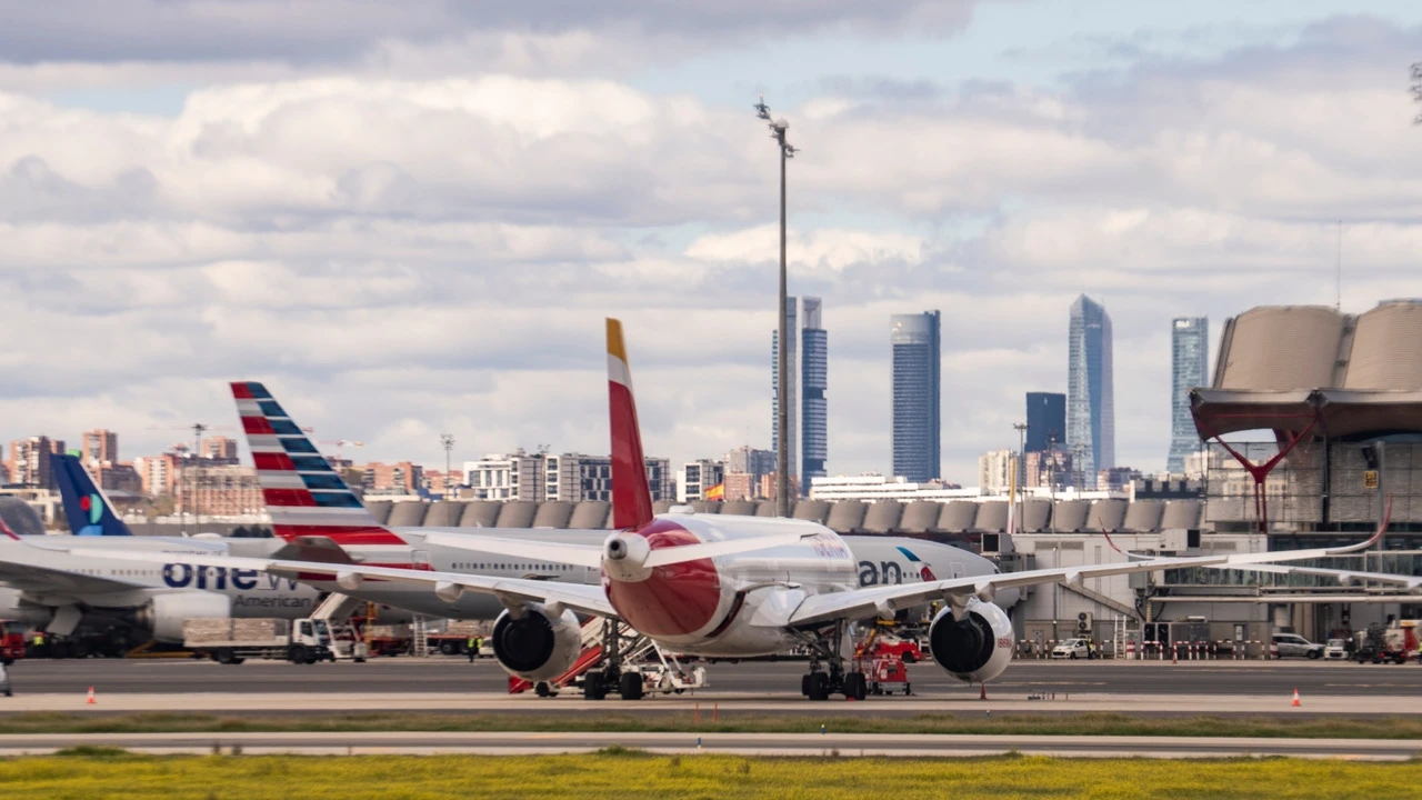 Aeropuertos a reventar: El Prat, Valencia, Ibiza y Tenerife Norte superaron en 2024 su capacidad máxima mientras que varios están próximos a su límite