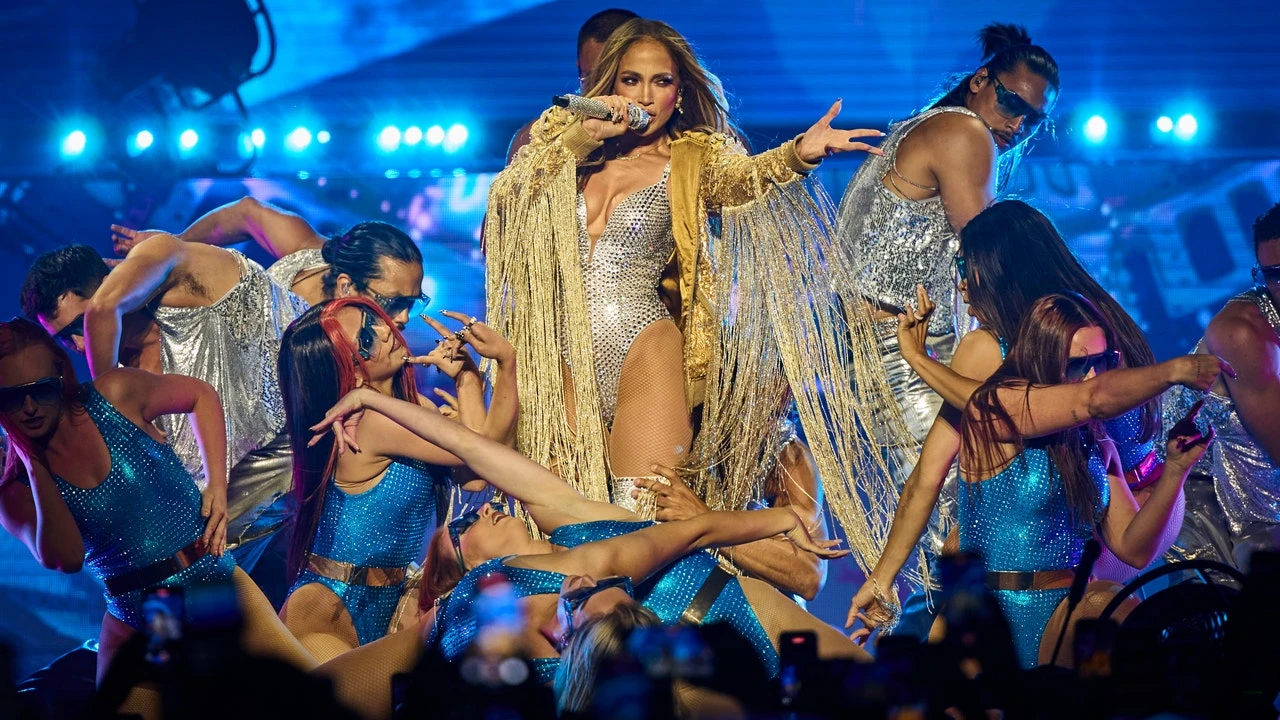 Jennifer López conquista Madrid con su look más espectacular: brillos, botas y un show de diva total