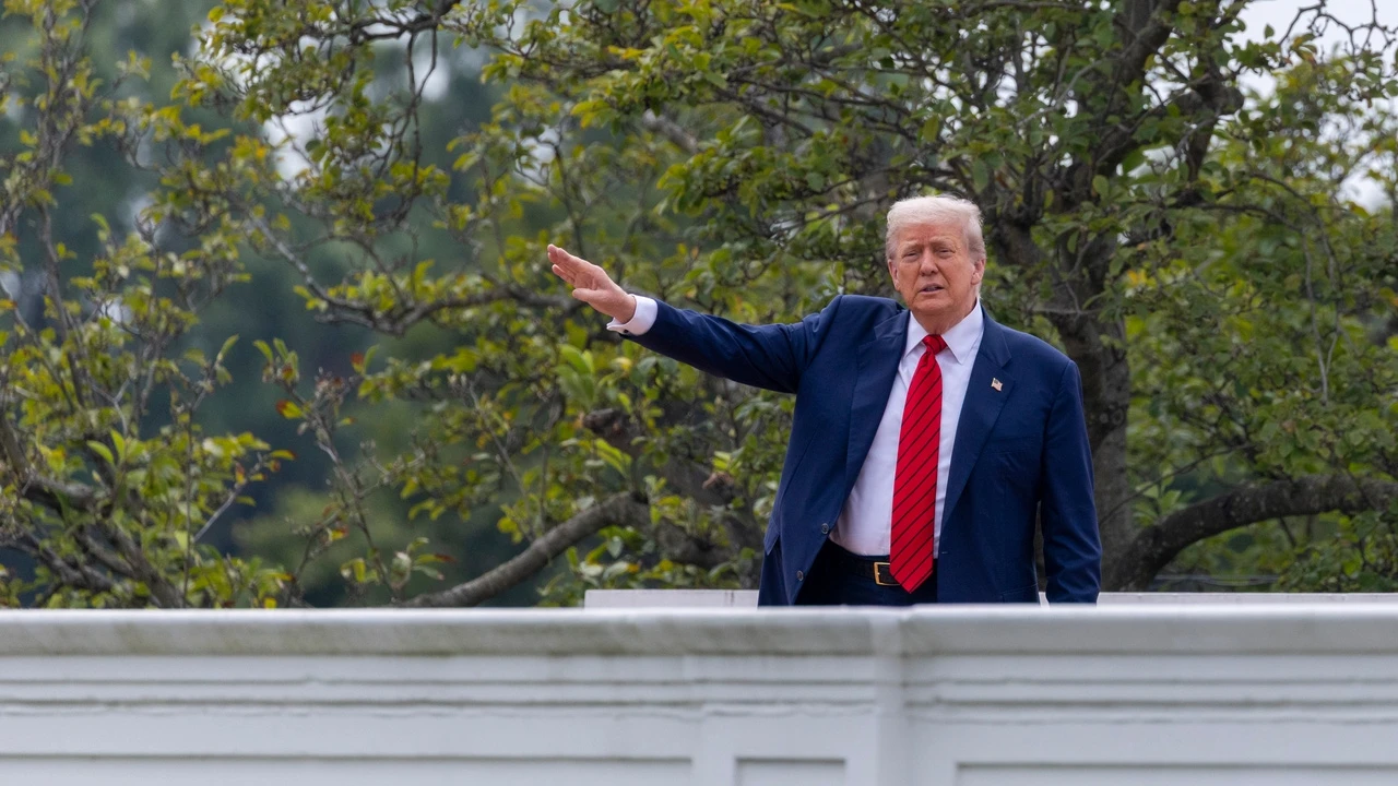 Lingotes de oro, aviones e incluso nominaciones a los Nobel: los regalos con los que medio mundo quiere agasajar a Trump