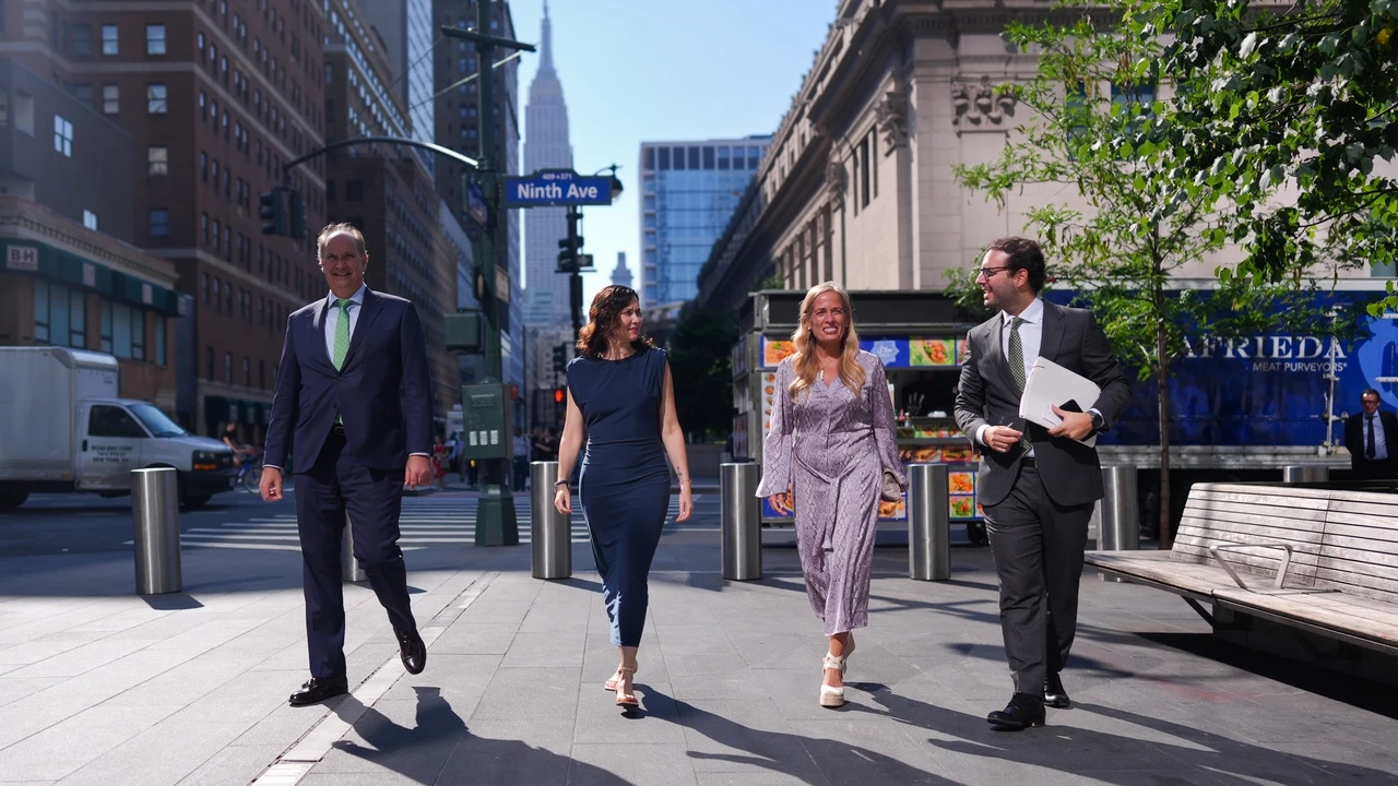 Isabel Díaz Ayuso apuesta por la elegancia sobria con un vestido azul de 'efecto tipazo' en Nueva York