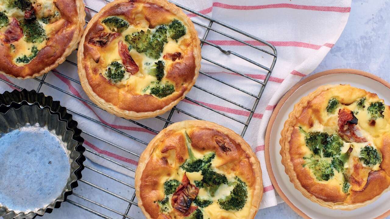 Miniquiche de brócoli y queso fresco, el plato más cómodo y delicioso para llevar al trabajo: la receta de Paulina Cocina