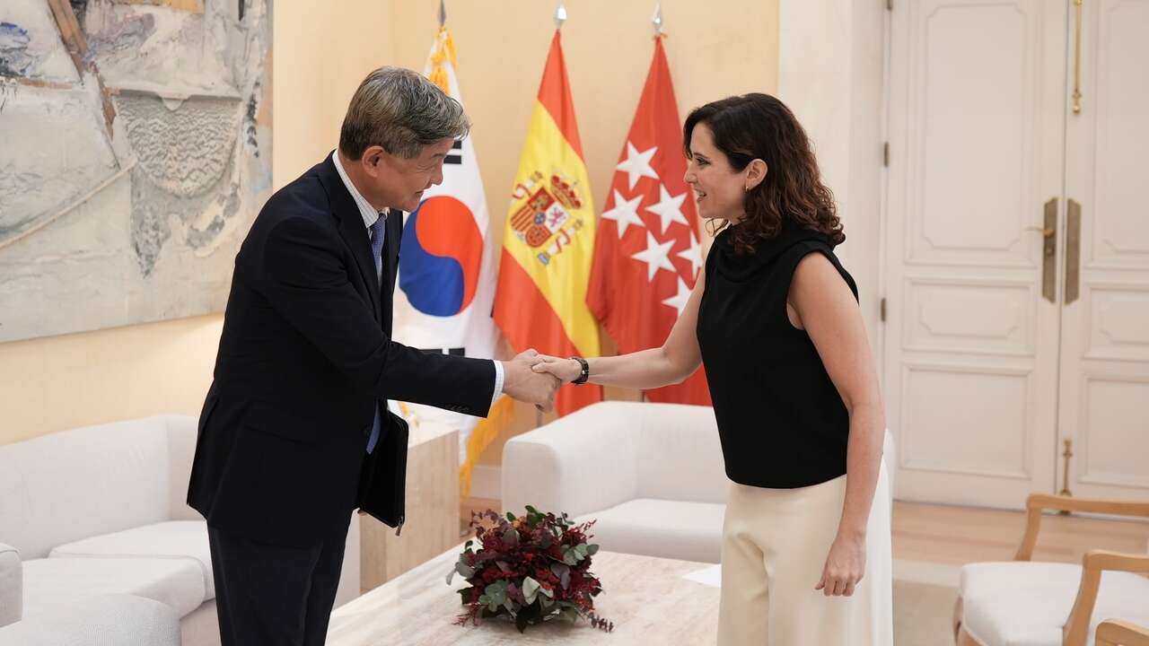 Isabel Díaz Ayuso nos da una nueva lección de estilo con los pantalones palazzo elegantes para empezar octubre